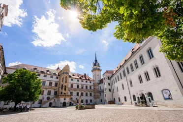 Château Hartenfels à Torgau - Attractions touristiques dans la région de Leipzig Les rayons du soleil tombent sur la cour intérieure du château Hartenfels à Torgau avec son célèbre escalier en colimaçon, Leipzig Région, Excursion