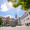 Schloss Hartenfels in Torgau - Sehenswürdigkeiten in der Leipzig Region Sonnenstrahlen fallen auf den Innenhof des Schloss Hartenfels in Torgau mit seiner bekannten Wendeltreppe, Leipzig Region, Ausflug