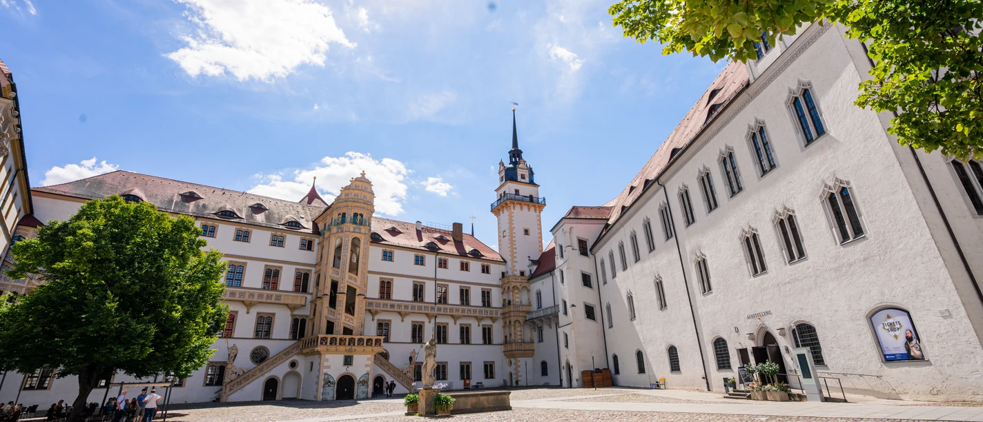 Schloss Hartenfels in Torgau - Sehenswürdigkeiten in der Leipzig Region Sonnenstrahlen fallen auf den Innenhof des Schloss Hartenfels in Torgau mit seiner bekannten Wendeltreppe, Leipzig Region, Ausflug