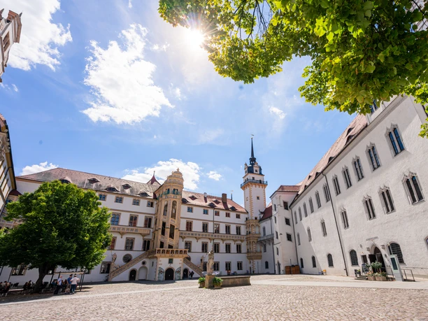 Promienie słońca padają na wewnętrzny dziedziniec zamku Hartenfels w Torgau ze słynnymi spiralnymi schodami, Lipsk, Wycieczka