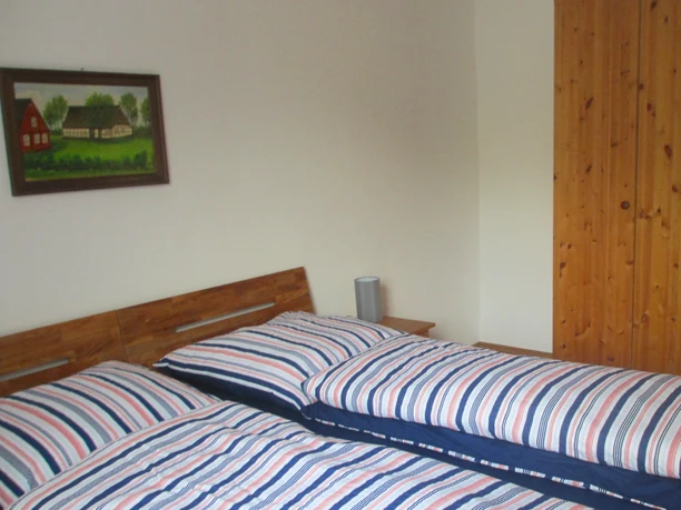 Schlafzimmer mit Gartenzugang der Ferienwohnung Meierdierks Schlafzimmer mit Gartenzugang der Ferienwohnung Meierdierks