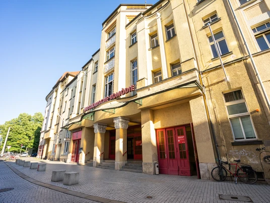 Eingang der Musikalischen Komödie - Musik und Theater in Leipzig Eingang der Musikalischen Komödie aus der Froschperspektive im SonnenlichtEntrance to the Musical Comedy from the frog's perspective in the sunlightVstup do Hudební komedie z pohledu žáby ve slunečním světleWejście do komedii muzycznej z perspektywy żaby w świetle słonecznymIngang van de Musical Comedy vanuit het perspectief van de kikker in het zonlichtIngresso alla Commedia Musicale dalla prospettiva della rana alla luce del sole