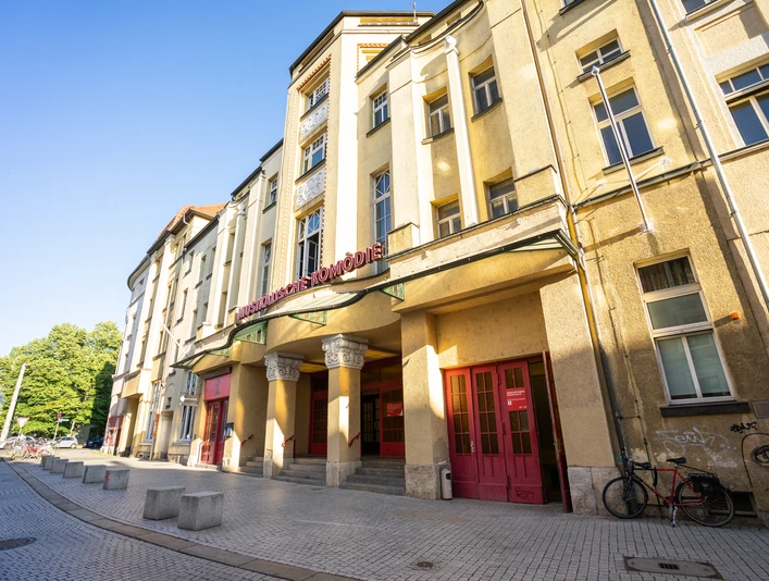 Eingang der Musikalischen Komödie - Musik und Theater in Leipzig Eingang der Musikalischen Komödie aus der Froschperspektive im Sonnenlicht