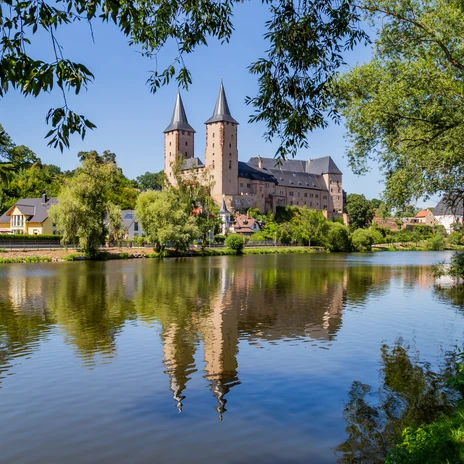 Gesamtansicht des Schloss Rochlitz mit der Mulde im Vordergrund, umrahmt von grünen Bäumen, Mulderadweg, Lutherweg SachsenGeneral view of Rochlitz Castle with the River Mulde in the foreground, framed by green trees, Mulde Cycle Path, Luther Trail SaxonyCelkový pohled na zámek Rochlitz s řekou Mulde v popředí, rámovaný zelenými stromy, Muldská cyklostezka, Luterova stezka SaskoWidok ogólny zamku Rochlitz z rzeką Mulde na pierwszym planie, otoczony zielenią drzew, ścieżka rowerowa Mulde, szlak Luther Trail SaxonyAlgemeen zicht op kasteel Rochlitz met de rivier de Mulde op de voorgrond, omlijst door groene bomen, Mulde-fietspad, Lutherroute SaksenVeduta generale del castello di Rochlitz con il fiume Mulde in primo piano, incorniciato da alberi verdi, pista ciclabile del Mulde, Sentiero di Lutero della Sassonia