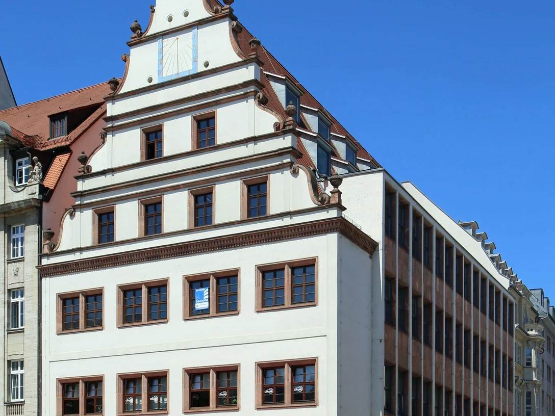 Alte Waage Am Markt in Leipzig -Architektur in der Innenstadt Alte Waage in der Innenstadt Leipzig, Fahrräder, blauer Himmel