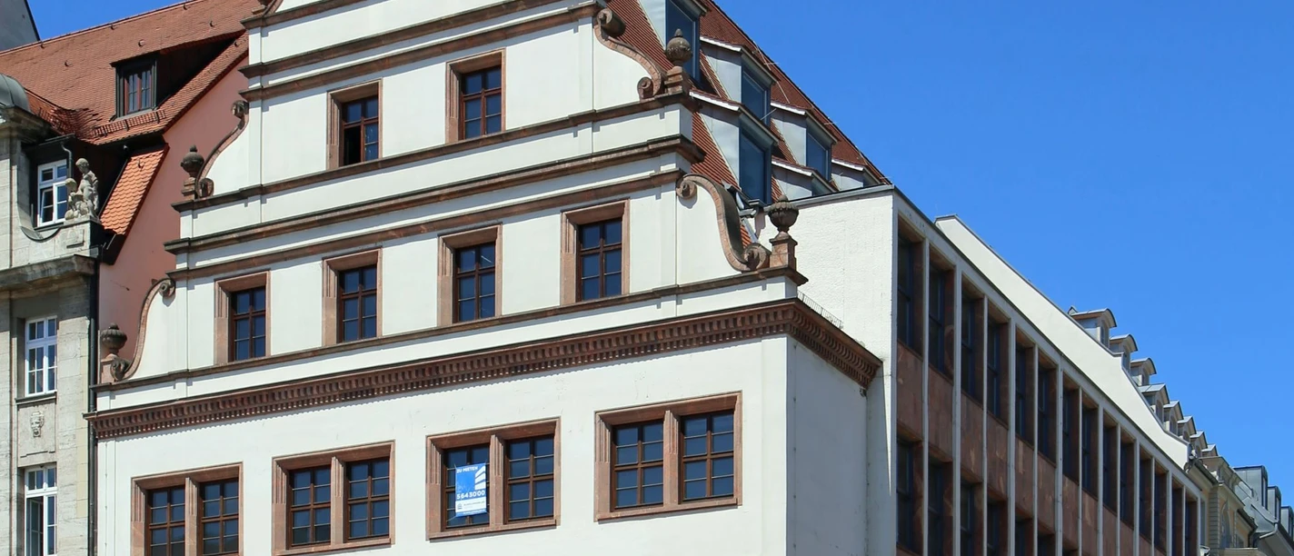 Alte Waage Am Markt in Leipzig -Architektur in der Innenstadt Alte Waage in der Innenstadt Leipzig, Fahrräder, blauer Himmel