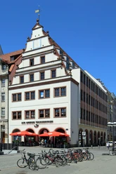 Alte Waage Am Markt v Lipsku -Architektura v centru města Stará váha v centru Lipska, jízdní kola, modrá obloha
