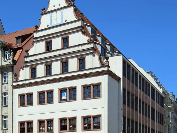 Alte Waage Am Markt v Lipsku -Architektura v centru města Stará váha v centru Lipska, jízdní kola, modrá obloha