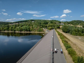 Der Kyll-Radweg führt am Kronenburger See vorbei
