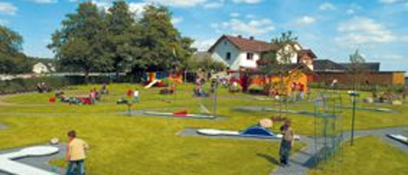 Erlenhof-Café in Herstelle Familienfreundliches Café mit Spielplatz in ländlicher Umgebung und sonnigem Wetter im Sommer.