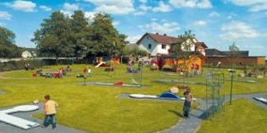 Erlenhof-Café in Herstelle Familienfreundliches Café mit Spielplatz in ländlicher Umgebung und sonnigem Wetter im Sommer.