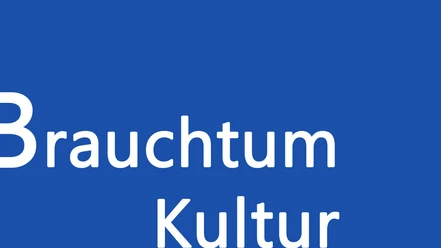 Brauchtum_Kultur CC BY SA | Teutoburger Wald Tourismus/Stadt Brakel Blauer Hintergrund mit den weißen Schriftzügen "Brauchtum" und "Kultur", ohne visuelle Elemente.