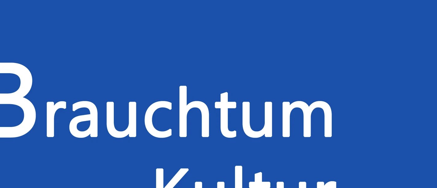 Brauchtum_Kultur CC BY SA | Teutoburger Wald Tourismus/Stadt Brakel Blauer Hintergrund mit den weißen Schriftzügen "Brauchtum" und "Kultur", ohne visuelle Elemente.