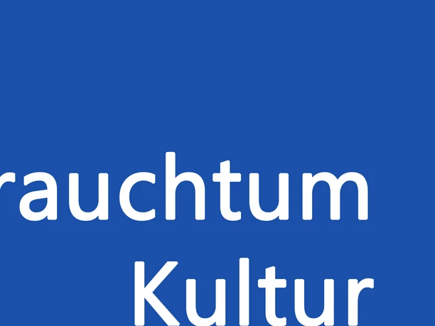 Brauchtum_Kultur CC BY SA | Teutoburger Wald Tourismus/Stadt Brakel Blauer Hintergrund mit den weißen Schriftzügen "Brauchtum" und "Kultur", ohne visuelle Elemente.