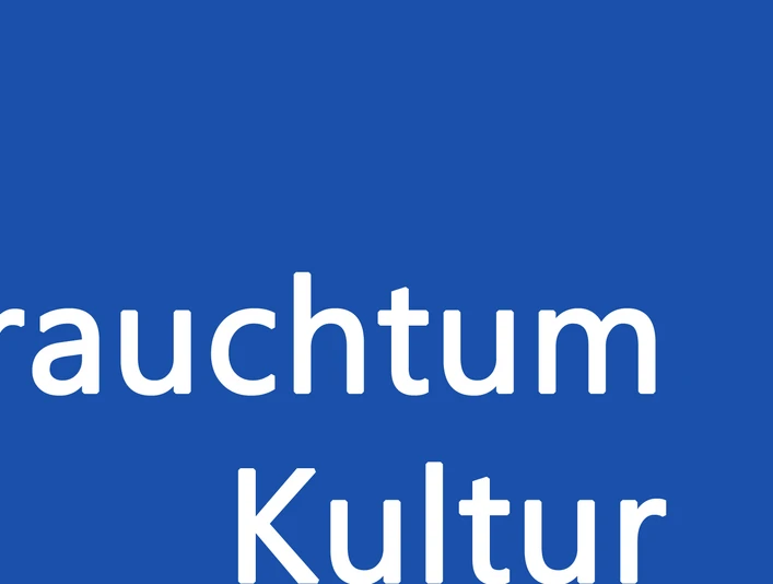 Brauchtum_Kultur CC BY SA | Teutoburger Wald Tourismus/Stadt Brakel Blauer Hintergrund mit den weißen Schriftzügen "Brauchtum" und "Kultur", ohne visuelle Elemente.