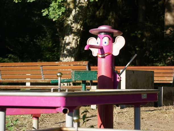 Wasserspiel am Lopausee Pinker Wasserhahn mit lustigem Gesicht an einem Spielplatz am Lopausee.