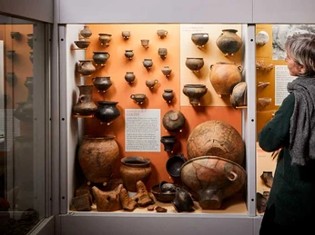 Arkæologi-kvinde-ser-på-udstilling