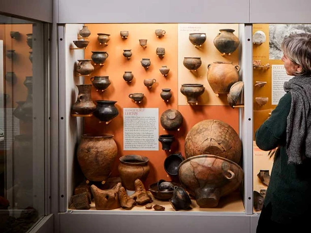 Arkæologi-kvinde-ser-på-udstilling