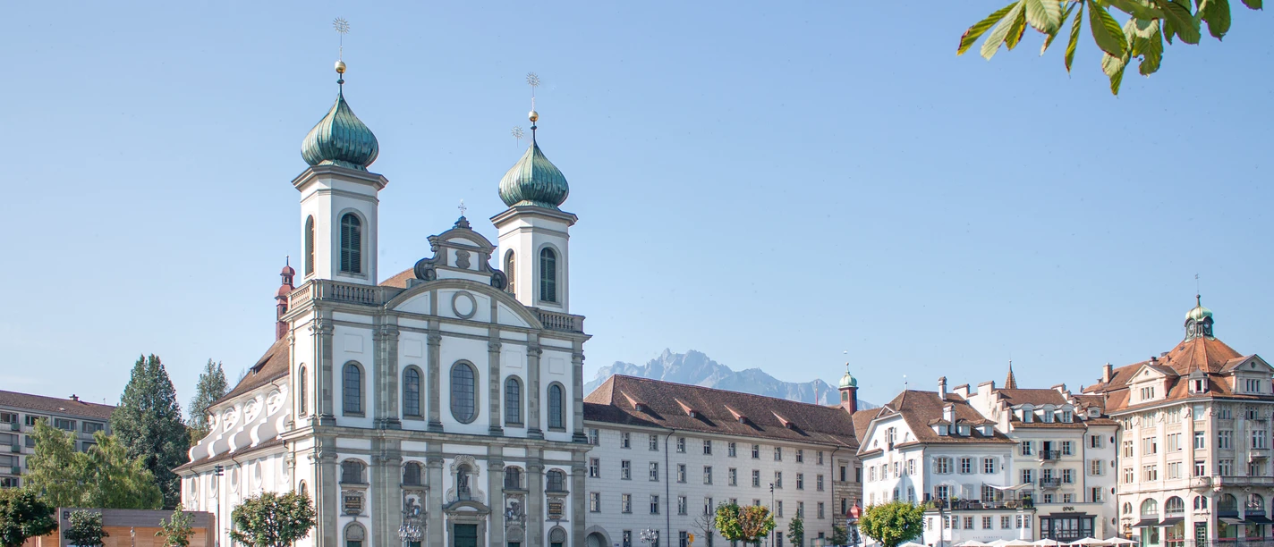 Jesuitenkirche im Sommer Blick auf die Jesuitenkirche