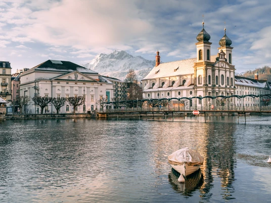 Jesuit Church in Winter Blick auf die Jesuitenkirche und StadttheaterView of the Jesuit Church and Municipal TheatreVue sur l'église des Jésuites et le théâtre municipal
