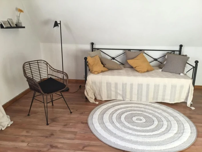 Stuhl neben Tagesbett im Wohnzimmer