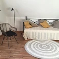 fewo_erdmann_daybed.jpeg Stuhl neben Tagesbett im Wohnzimmer