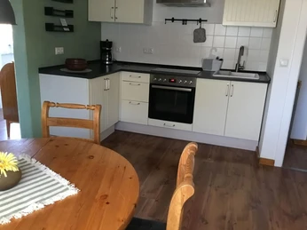 offene Küchenzeile mit Essplatz