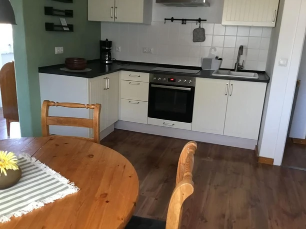 fewo_erdmann_kueche.jpeg offene Küchenzeile mit Essplatz