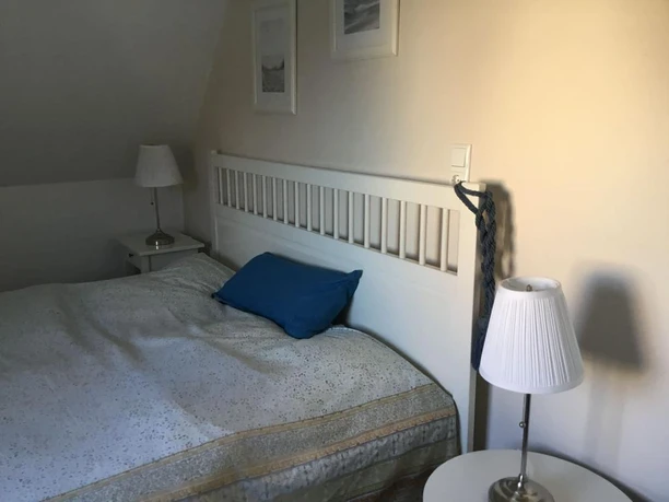 fewo_erdmann_schlafzimmer.jpeg Doppelbett mit Nachttischen und Lampen