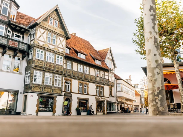 Fachwerkfassade des Hauses an der Steege mit roten Ziegeldächern in Bad Salzuflen