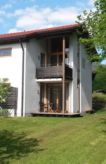 Blick auf beide Ferienwohnungen vom Garten