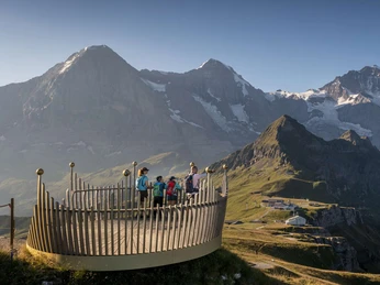 royal-walk-maennlichen-sommer-aussicht-eiger-moench-jungfrau.jpg