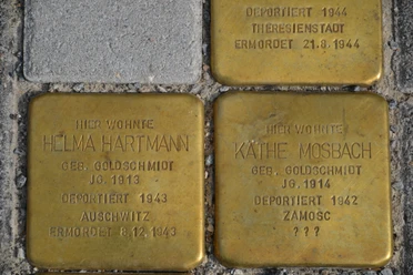 Stolperstein Rheda Gedenksteine in Pflaster mit Inschriften für Helma Hartmann und Käthe Mosbach, deportierte NS-Opfer.