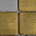 Stolperstein Rheda Gedenksteine in Pflaster mit Inschriften für Helma Hartmann und Käthe Mosbach, deportierte NS-Opfer.