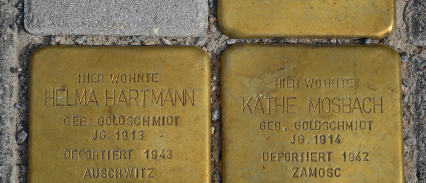 Stolperstein Rheda Gedenksteine in Pflaster mit Inschriften für Helma Hartmann und Käthe Mosbach, deportierte NS-Opfer.