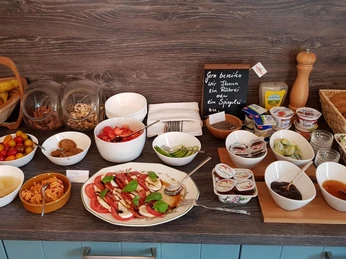 mit einem reichhaltigen Frühstück