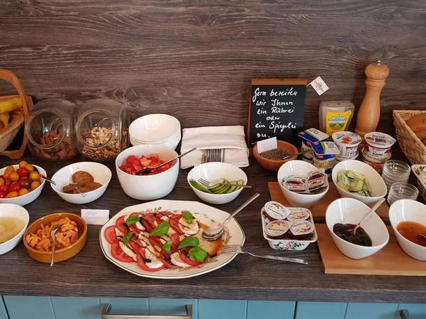 mit einem reichhaltigen Frühstück