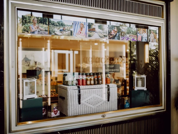 Schaufenster des Kneipp-Shops mit Pflegeprodukten, Souvenirs und Wellnessfotos