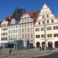 Alte Waage auf dem Markt in der Leipziger Innenstadt Alte Waage in der Innenstadt Leipzig mit Passanten im Sonnenschein