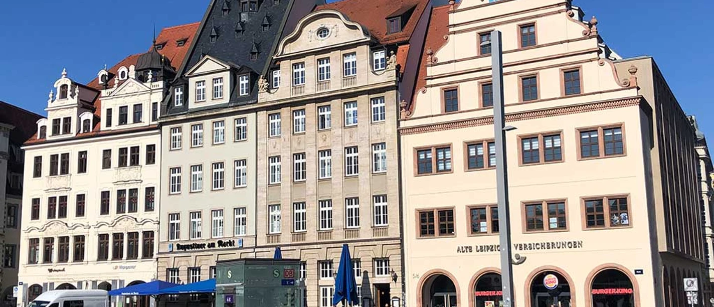 Alte Waage auf dem Markt in der Leipziger Innenstadt Alte Waage in der Innenstadt Leipzig mit Passanten im Sonnenschein