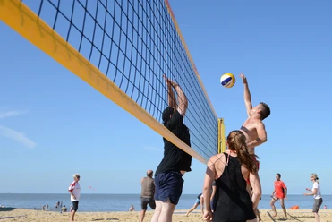 01.05.05.001. Beachvolleyball für Gäste. Foto Hartmut Adelmann. Copyright Nordseeheilbad Cuxhaven GmbH.jpg