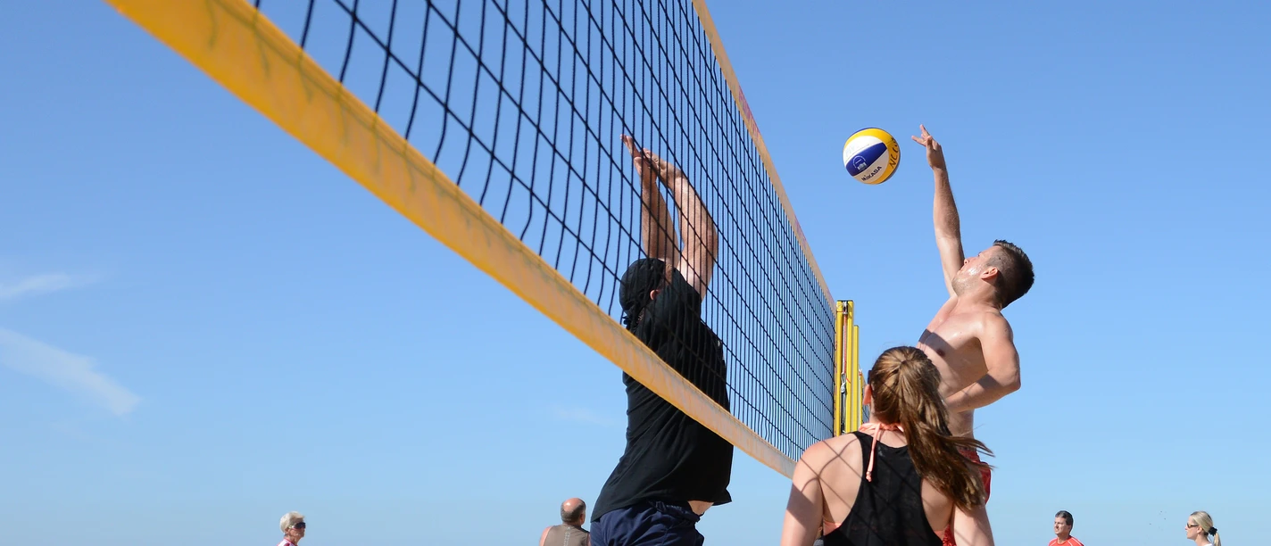01.05.05.001. Beachvolleyball für Gäste. Foto Hartmut Adelmann. Copyright Nordseeheilbad Cuxhaven GmbH.jpg