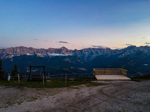 Wank Naturkino Weitreichender Gebirgspanorama-Blick mit hölzerner Plattform und Schaukel im Abendlicht