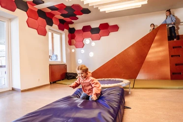 Kinder spielen in Murgels Spielhaus