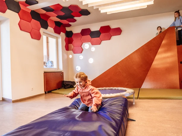 Kinder spielen in Murgels Spielhaus