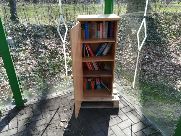 Bücherschrank im Bushäuschen