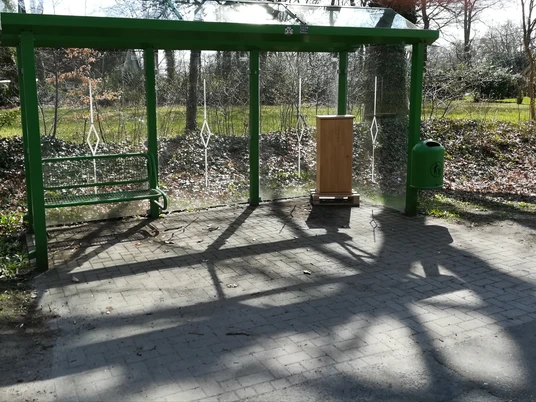 Bücherschrank im Bushäuschen