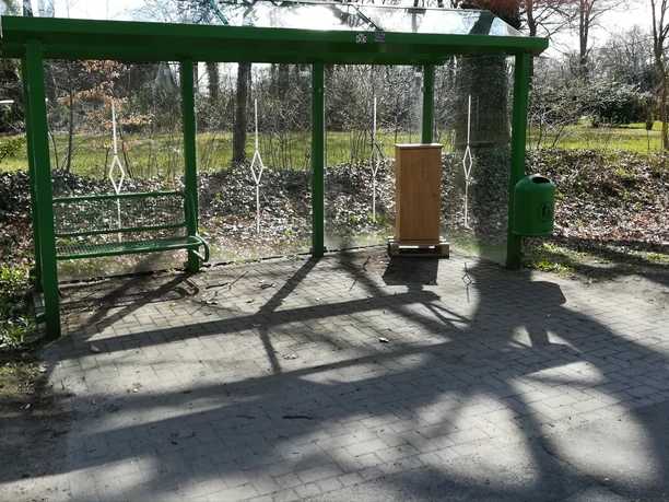 Bücherschrank im Bushäuschen