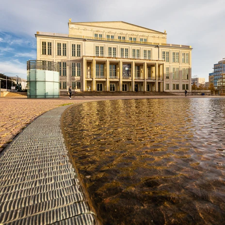 Fountain outside the opera house in the City of Music – Cultural sightseeing in Leipzig in the autumn Fountain outside the Oper Leipzig in the autumn