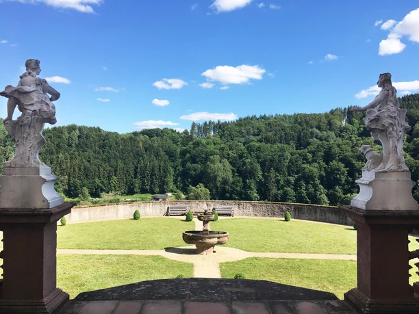 runder Garten Schloss Malberg